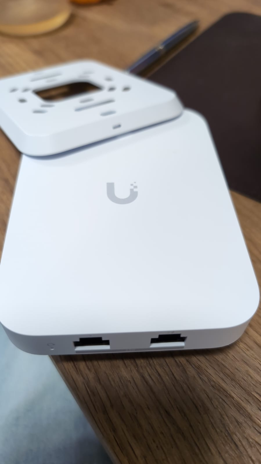 Ubiquiti U7 In-Wall mit Anschlussmöglichkeiten